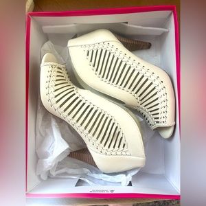 BRAND NEW, ivory Vince Camuto peep toe sandals